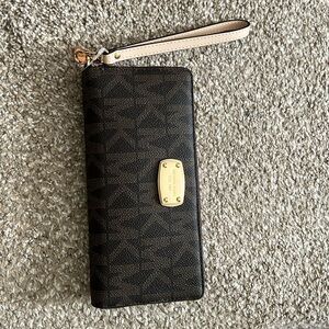 NWOT Michael Kors Wallet with wrist strap